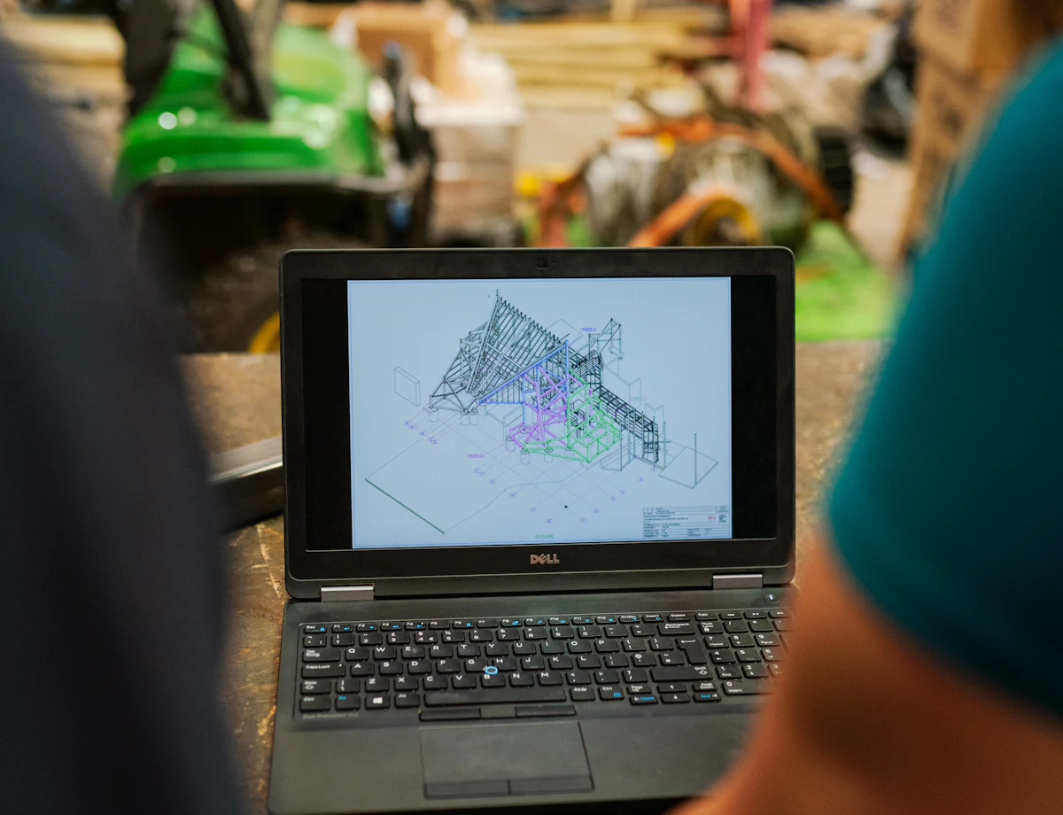 Un ordinateur portable ouvert sur un établi, dans un atelier