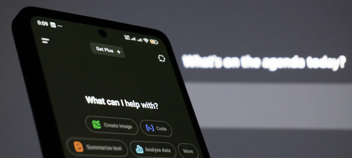 Un téléphone affiche un assistant d'intelligence artificielle prêt à répondre
