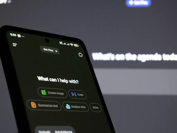 Un téléphone affiche un assistant d'intelligence artificielle prêt à répondre